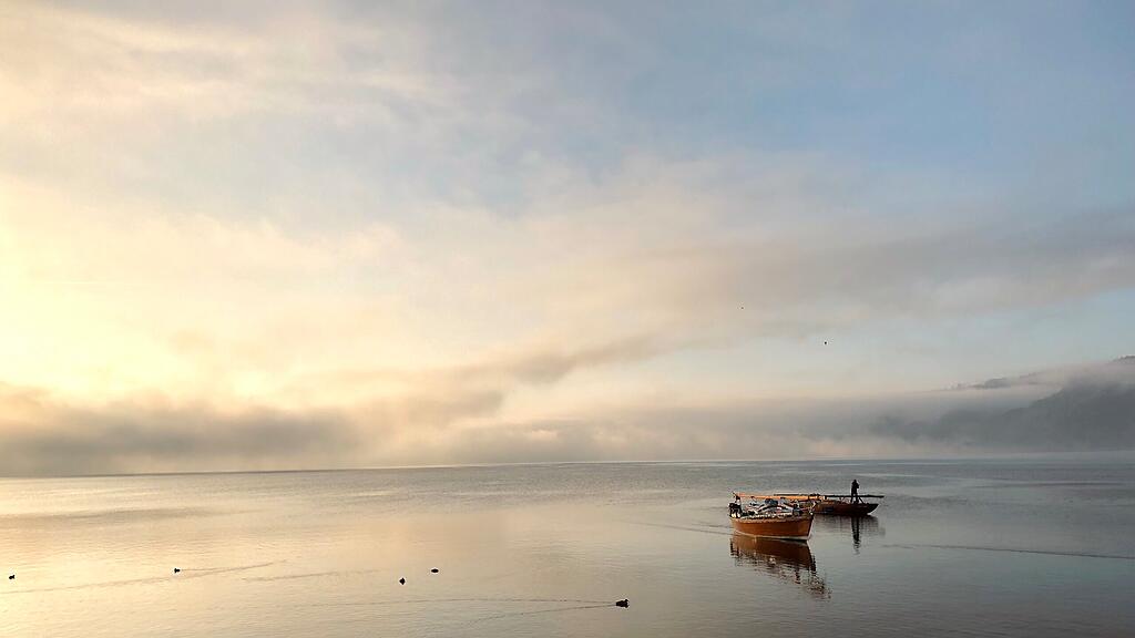 Der Bodensee im Herbst mit Fischerbooten
