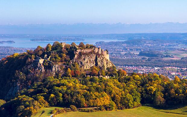 Aufnahme des Hohentwiels im Hegau mit entferntem Bodensee im Hintergrund