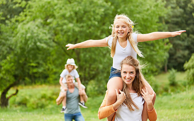 Glückliche Familie bei einem Ausflug in der Natur Glückliche Familie bei einem Ausflug in der Natur