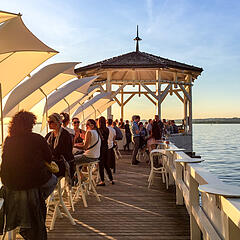 Belebte Bar auf dem Fischersteg in Bregenz