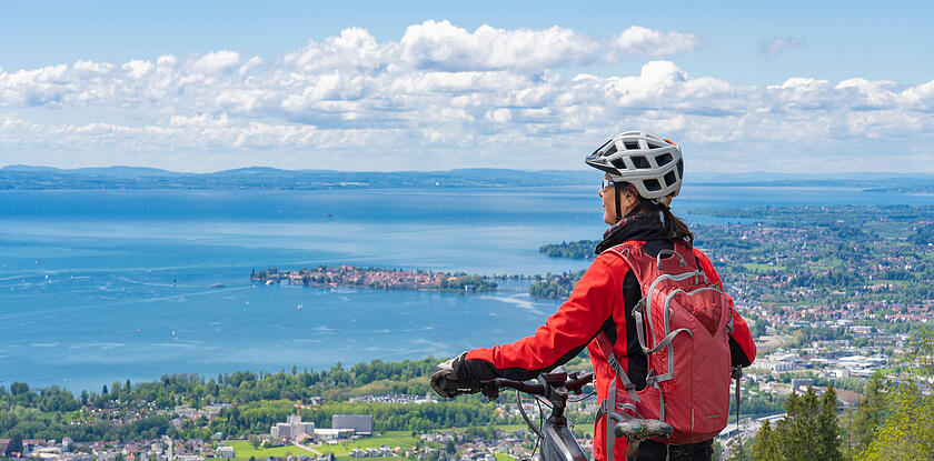 Radfahrerin mit Roter Jacke am Bodensee Bodensee