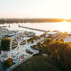 Luftaufnahme vom Hafen in Konstanz bei Sonnenaufgang mit Blick auf das Riesenrad