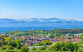 Blick auf Kressbronn und die Alpen im Frühjahr