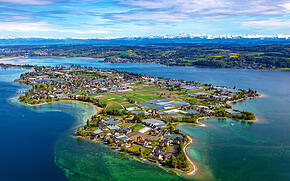 Luftaufnahme des Untersees und der Insel Reichenau mit Alpenpanorama