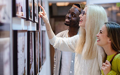 Ausstellungen Besucher betrachten glücklich eine Ausstellung