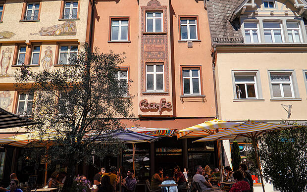 Bunte Häuser und gutbesuchtes Café in der Ravensburger Innenstadt