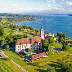 Drohnenaufnahme der Wallfahrtskirche Birnau mit Bodensee