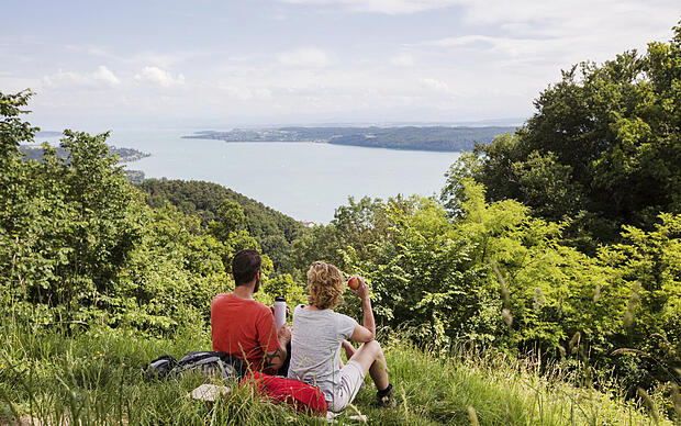 Frühlingswandern mit Seeblick Aussicht genießen