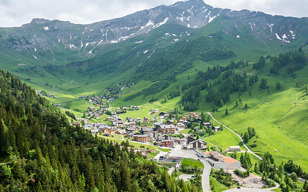 Blick aus den Bergen auf den Ort Malbun
