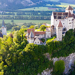 Luftbild Burg Gutenberg über dem Dorf Balzers