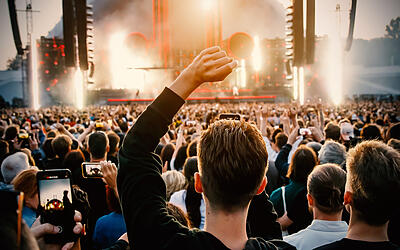 (Junger Mann bei einem Open-Air-Festival
