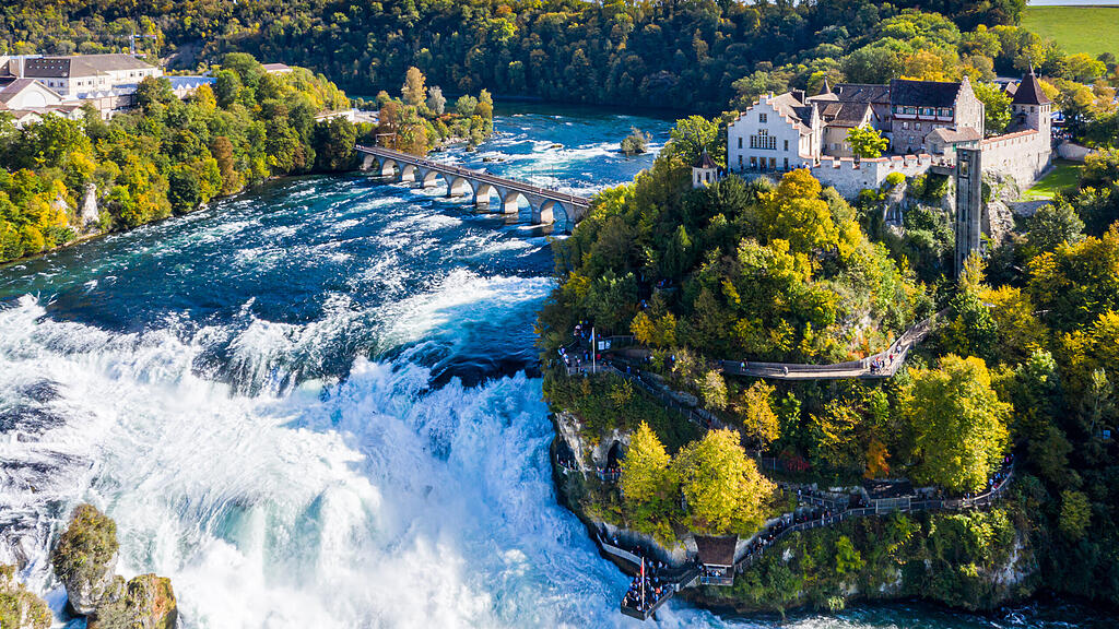 Luftaufnahme des Rheinfalls in Schaffhausen im Sommer