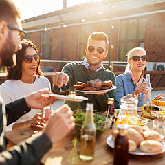 Junge Menschen beim Picknicken