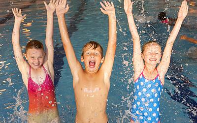 Kindergeburtstage Lachende Kinder im Wasserbecken in der Tuttlinger Wasserwelt