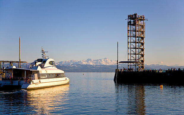 Hafeneinfahrt in Friedrichshafen mit Katamaran und Moleturm