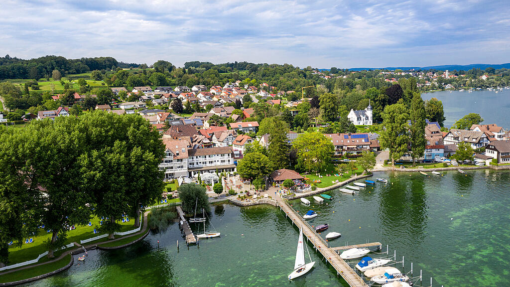 Luftaufnahme von Gaienhofen mit Blick auf das Seeufer am Hafen