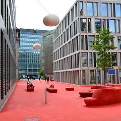 Roter Teppich und Skulpturen bei der Stadtlounge in St. Gallen