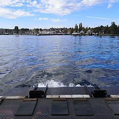Aussicht vom Heck eines Schiffes auf den Bodensee bei Friedrichshafen
