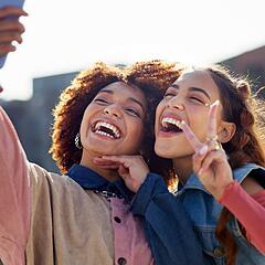 Zwei Frauen machen lachend ein Selfie