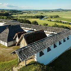 Luftaufnahme der Heuneburg und der umliegenden Landschaft von Meßkirch