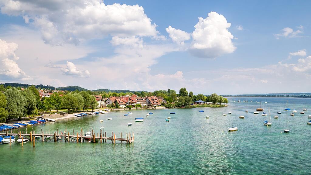 Kleine Motorboote am Bodenseeufer in Allensbach