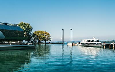 Blick auf den Bregenzer Hafen und den Bodensee bei blauem Himmel