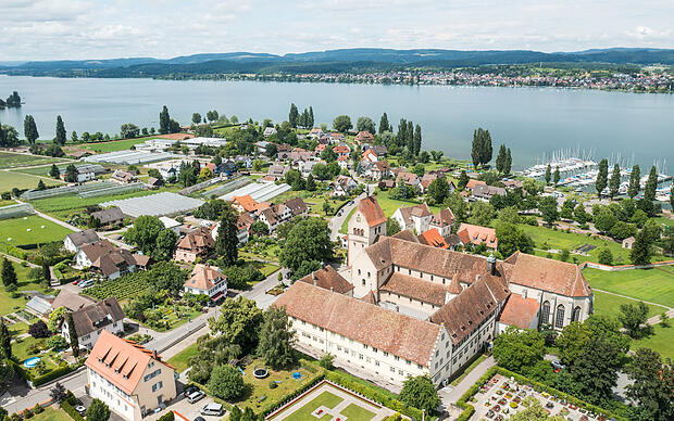 Luftaufnahme der Inselreichenau mit Kirche und Bodenseeblick