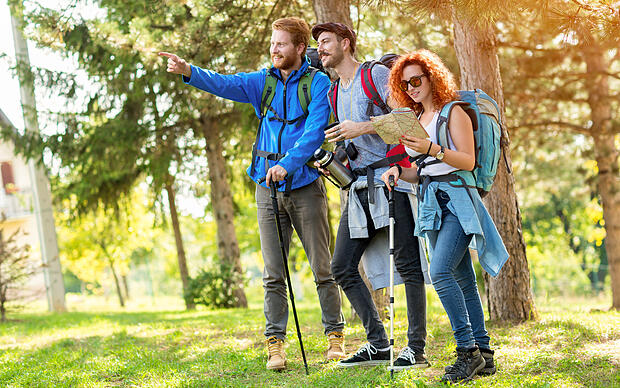 Wandergruppe bei einer Tour im Wald Wandergruppe bei einer Tour im Wald