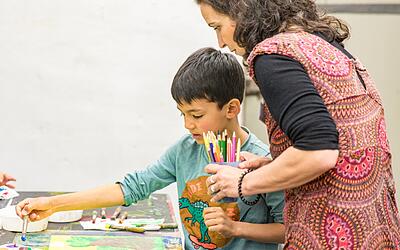 Workshops Kinder schauen Decken-Verzierung an