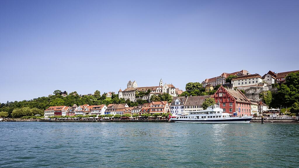 Blick auf den Hafen und die Promenade Meersburgs vom Bodensee aus Blick auf den Hafen und die Promenade Meersburgs vom Bodensee aus
