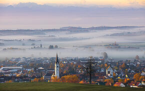 Aussicht auf Markdorf am Bodensee im Herbst bei Nebel