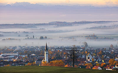 Aussicht auf Markdorf am Bodensee im Herbst bei Nebel