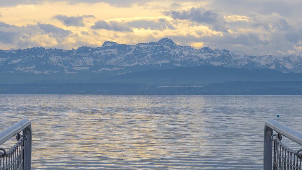 Blick auf den Bodensee und das Alpenpanorama des Ufers Hagnaus