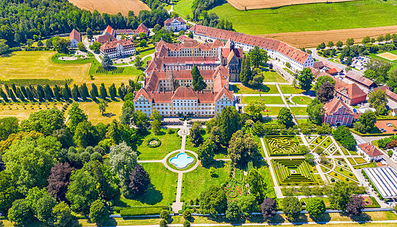 Ein Luftblick auf das historische Schloss Salem am Bodensee Ein Luftblick auf das historische Schloss Salem am Bodensee