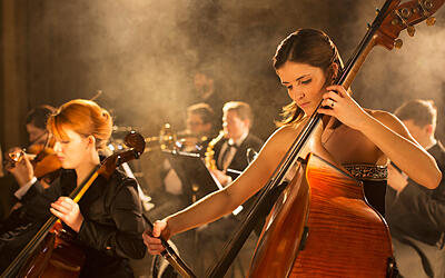 Veranstaltungen Auftritt eines Orchesters mit Cellospielerinnen