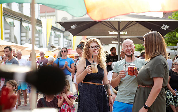 Menschen genießen Streetfood in Radolfzeller Innenst Belebte Innenstadt