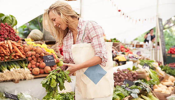 Frau beim Einkauf auf dem Markt