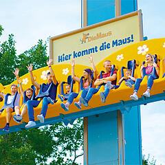 Menschen im Freifallturm im Ravensburger Spieleland