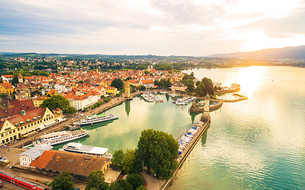 Luftaufnahme von Lindau mit Blick auf das angrenzende Hinterland am Obersee Obersee