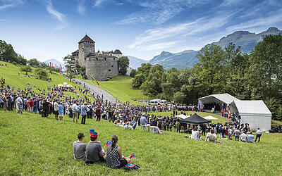 Staatsakt Staatsfeiertag vor dem Schloss Vaduz