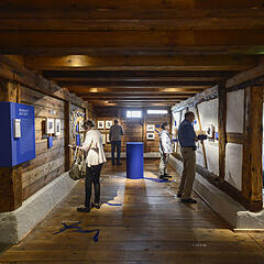 Menschen besuchen die Ausstellungsräume des Hesse Museums Gaienhofen