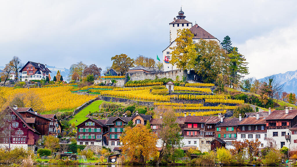 Gewässer und Fachwerkhäuser in St. Gallen im Herbst