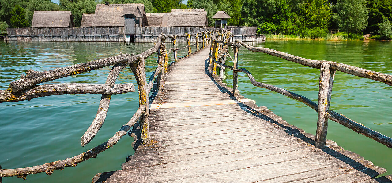 Auf dem Steg des Pfahlbauten Museums Unteruhldingen