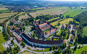 Luftaufnahme im Sommer vom Schloss Salem mit der Stadt im Hintergrund