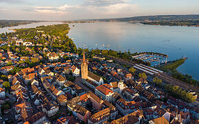 Aussicht über Radolfzell mit Halbinsel Mettnau im Hintergrund