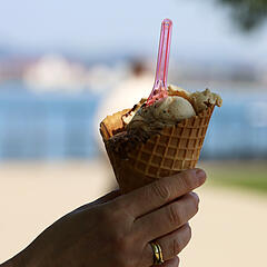Eiskugeln in Waffel mit Löffel am Bodensee