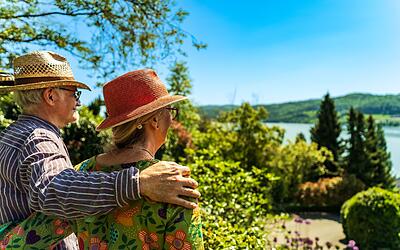 Älteres Ehepaar steht im Privatgarten Wilhelm in Öhningen-Wangen