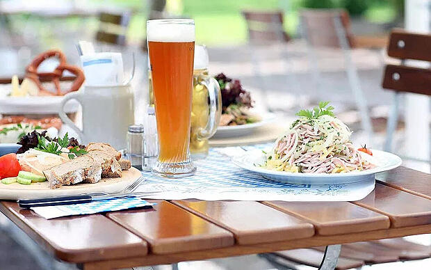 Bier auf dem Tisch mit Essen