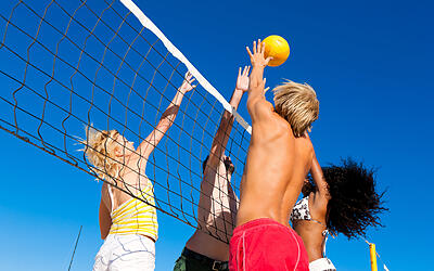 Jugendliche beim Beachvolleyball Turnier an den Sparkassen Bodensee Beach Days in Überlingen