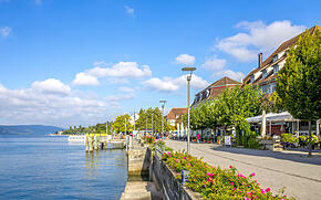 Blick entlang der Uferpromenade in Überlingen